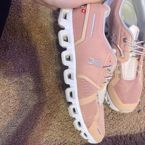 On cloud 5 rose/shell women's size 7.5 - Picture 2 of 3